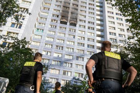 Das Feuer brach in der Nähe des Berliner Ostbahnhofs in einem Hochhaus mit 21 Stockwerken aus. 