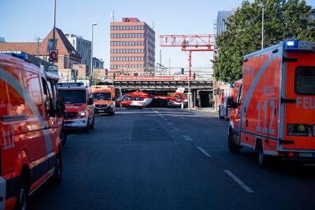 Auch ein Rettungshubschrauber stand bereit, wurde aber nicht für den Transport benötigt. 