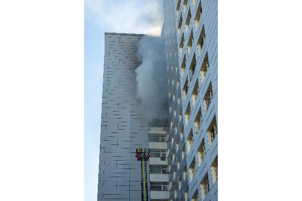 Eine Person habe bei Eintreffen der Feuerwehrkräfte schon auf dem Fensterbrett gesessen, hinter ihr schwarzer Rauch, sagte ein Sprecher der Feuerwehr. 