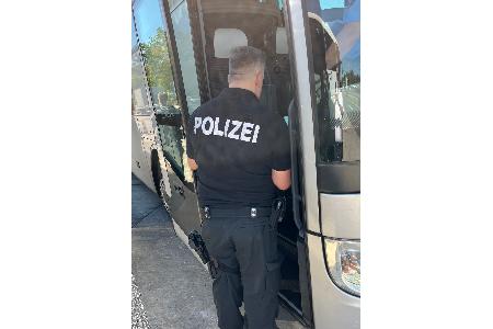 Buskontrollen auf der Autobahn. Polizei entdeckt zahlreiche Verstöße.