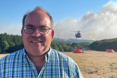Landrat Ralf Nolten erzählt von der dramatischen Lage in der Nacht: Immer wieder drehte der Wind, und dadurch änderte die Flammenwalze ihre Richtung. 