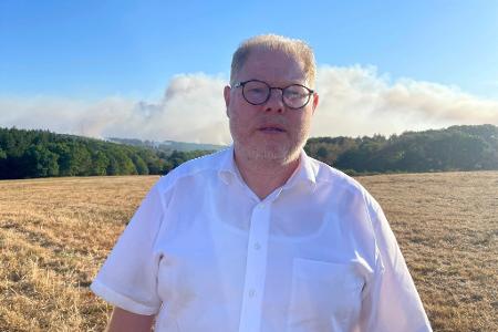 Bürgermeister Stephan Cranen berichtet, dass alle Einwohner es Ortsteils Gey freiwillig ihre Häuser verließen.