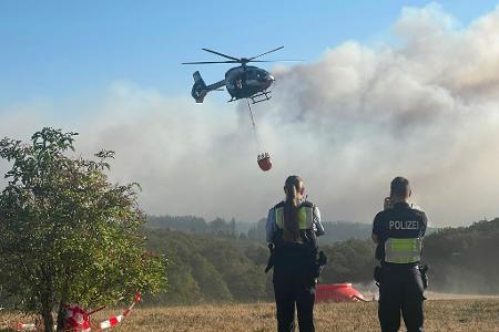 Ein Löschhubschrauber fliegt an.