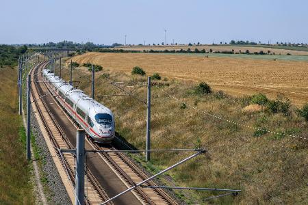 Die Deutsche Bahn geht gerichtlich gegen einen Beschluss der Bundesnetzagentur vor, mit dem der Wettbewerb im Fernverkehr gestärkt werden soll. (Archivbild)