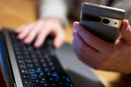 Bankkunde beim Online-Banking: Ermittler haben eine internationale Betrügerbande aufgespürt (Archivbild)