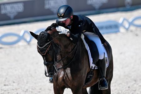 Dressur-WM: Raphael Netz umarmt sein Pferd Great Escape Camelot
