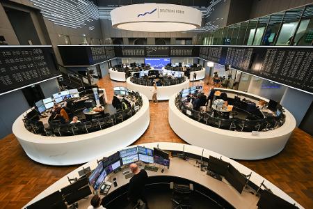 Frankfurter Börse: Die Dax-Konzerne steigern in Summe ihre Gewinne, aber die Lage ist zweigeteilt. (Archivbild)