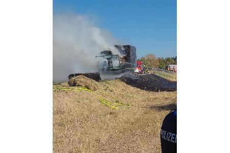 Heuballenbrand auf landwirtschaftlichem Anhänger bei Hassenroth.
