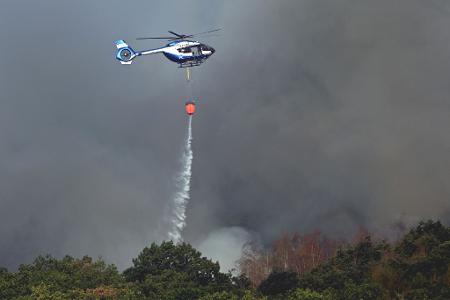 Ob Löschhubschrauber, Wasserwerfer oder Panzer - in Hürtgenwald wird alles technisch Mögliche an den Start gebracht, um den Waldbrand zu bekämpfen.