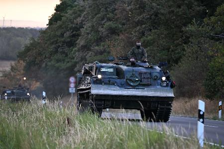 Auch Pionierpanzer der Bundeswehr sind im Einsatz. 