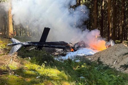 Bei dem Hubschrauberabsturz in einem Wald bei Sehmatal ist der Pilot ums Leben gekommen. 