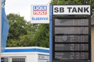 Freie Tankstellen haben nach eigenen Angaben Probleme bei der Umsetzung der 12-Uhr-Regel. (Symbolbild)
