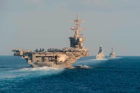 Mit dem US-Flugzeugträger USS Abraham Lincoln (vorn links) haben die USA bereits Anfang des Jahres ihre Präsenz im Nahen Osten verstärkt. (Archivbild)