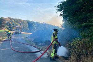 Die Feuerwehr Bad Salzuflen hat den Brand von Resten eines Stoppelfeldes unweit des Berghofes schnell unter Kontrolle gehabt. Einer umsichtigen Passantin ist es zu verdanken, dass nicht mehr passiert ist. Foto: Feuerwehr Bad Salzuflen