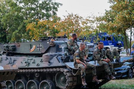 Die Bundeswehr unterstützt bei der Brandbekämpfung.