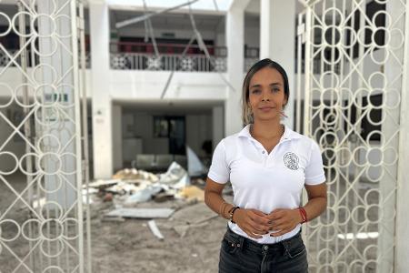 Sprecherin Manuela Hernández Vargas steht vor dem schwer beschädigten Krankenhaus in Roldanillo. 
