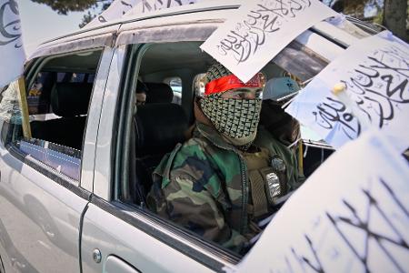 Schon in den vergangenen Tagen waren in der Hauptstadt die Taliban-Fahnen mit schwarzer Schrift auf weißem Hintergrund erneuert worden.