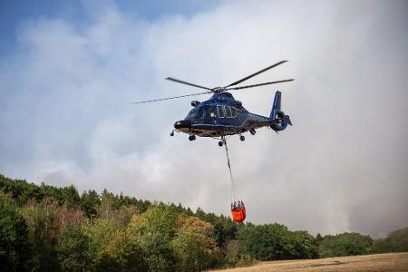 Etwa zehn Löschhubschrauber kommen bei der Brandbekämpfung im Hürtgenwald zum Einsatz.