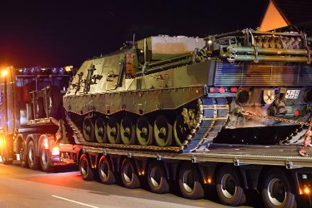 Auch Panzer kommen im Hürtgenwald zum Einsatz: Sie ziehen Schneisen durch den Wald, um Wasser heranschaffen zu können.