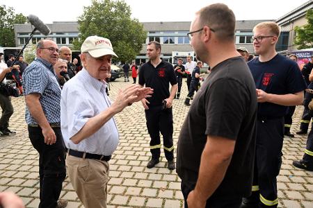 Bei einem Besuch vor Ort appelliert NRW-Innenminister Herbert Reul (CDU) an alle Bürger, sich jetzt von Wäldern fernzuhalten.
