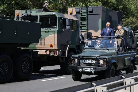 Der polnische Präsident Karol Nawrocki (l) und Generalstabschef General Wieslaw Kukula (r) nehmen an der Militärparade zum Tag der polnischen Streitkräfte teil. 
