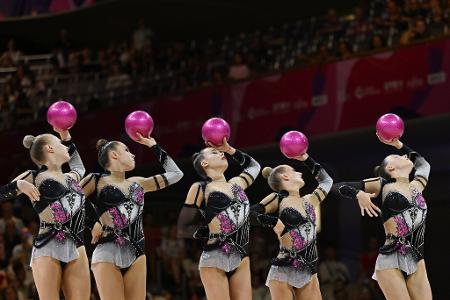 Das Team aus Deutschland tritt bei der Weltmeisterschaft der Rhythmischen Sportgymnastik mit ihrer Kür auf.