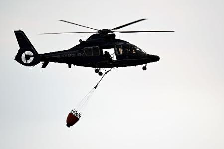 Ein Hubschrauber der Polizei fliegt über Kleinhau.