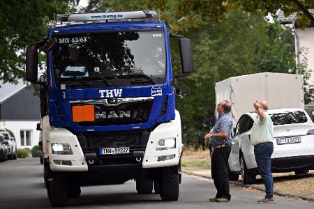 Ralf Nolten (l, CDU), Landrat des Kreises Düren und Stephan Cranen (parteilos), Bürgermeister der Gemeinde Hürtgenwald, weisen beim Waldbrand im Hürtgenwald einen THW-Lastwagen ein.