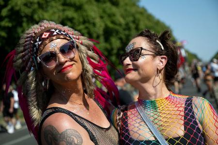 Die Techno-Jünger und -Jüngerinnen haben Spaß auf der Partymeile bei 