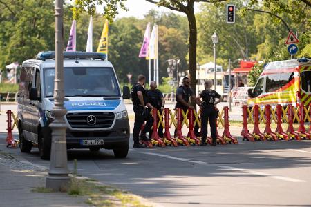 Die Berliner Polizei sichert die Techno-Parade 