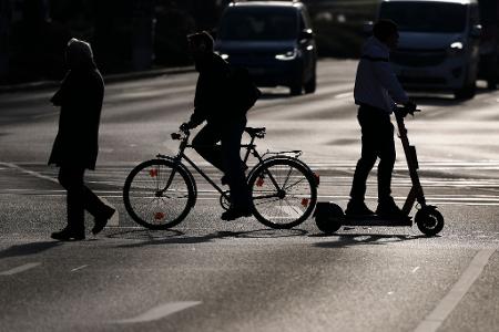 Fußgänger, Radfahrer und Rollerfahrer sind im Straßenverkehr besonders ungeschützt. (Symbolbild)