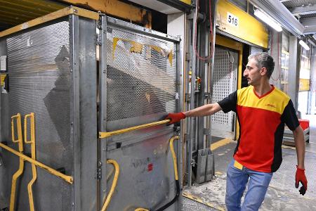 Viele Flüchtlinge aus Syrien arbeiten bei Post-, Kurier und Expressdiensten, für Zeitarbeitsfirmen, in der Gastronomie, im Einzelhandel oder im Gesundheitswesen.