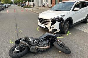 Auto kollidierte mit Leichtkraftrad