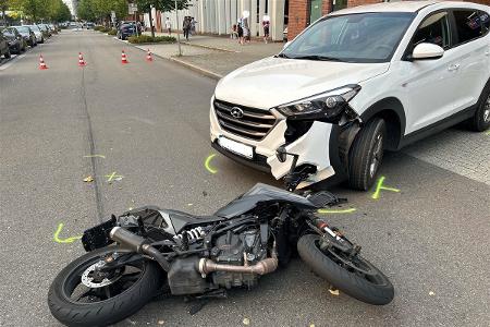 Auto kollidierte mit Leichtkraftrad