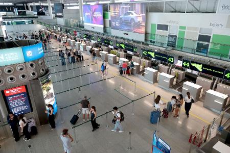 Auf der Webseite des Airports auf der Mittelmeerinsel Sizilien werden nur noch wenige Flüge als gestrichen angezeigt. (Archivbild)