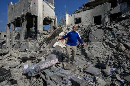 Der blutige Schlagabtausch zwischen Israel und der Hisbollah-Miliz geht weiter: Häuser in den Außenbezirken der Städte Ansar sowie Deir al-Sahrani wurden getroffen.
