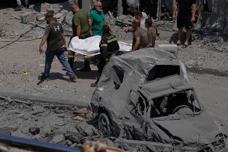 Insgesamt waren am Samstag bei zwei israelischen Luftangriffen im Südlibanon nach Angaben des Gesundheitsministeriums in Beirut mindestens elf Menschen getötet und 19 verletzt worden.
