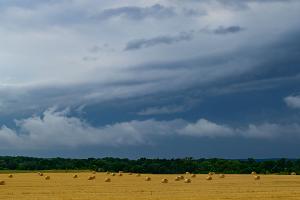 Die Hitze geht, Wolken und Gewitter kommen. (Symbolbild)