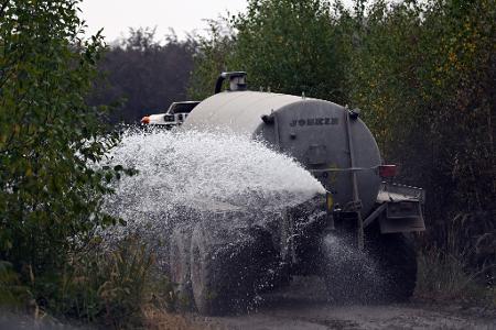 Landwirte mit Wassertanks unterstützen die Löscharbeiten beim Waldbrand im Hürtgenwald. 