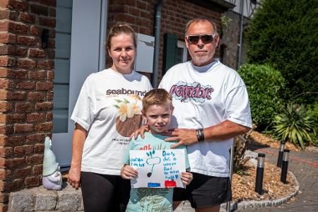 Annett und Dirk Conrad mit ihrem siebenjährigen Sohn Killien gehören zu den Einwohnern der evakuierten Ortschaft Gey. Sie sind zurückgekehrt. 