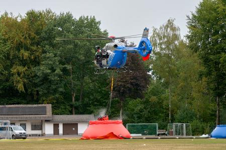 Die Einsatzkräfte am Boden werden aus der Luft unterstützt. 