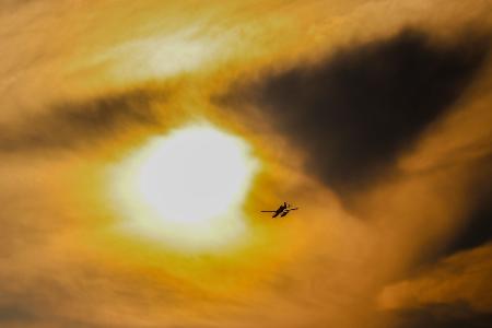 Durch dunkle Rauchschwaden: Ein schwedisches Löschflugzeug fliegt über dem Brandgebiet im Hohen Venn.