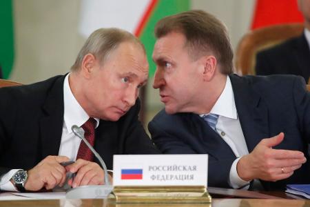 Der Chef der VEB.RU, Igor Schuwalow (r.), hat laut Medien seinen Chefvolkswirt Andrei Klepatsch entlassen, weil der eine Niederlage Russlands vorhergesagt hat. (Archivbild)