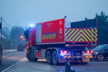 Einsatzfahrzeuge der belgischen Feuerwehr fahren durch die Stadt Sourbrodt. 