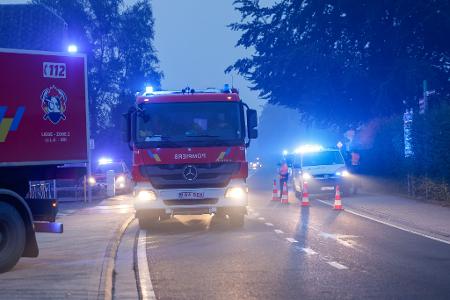 Einsatzfahrzeuge der belgischen Feuerwehr fahren durch die Stadt Sourbrodt.