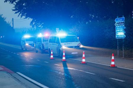 Ein Einsatzfahrzeug der belgischen Polizei kontrolliert den Verkehr in der evakuierten Stadt Sourbrodt.