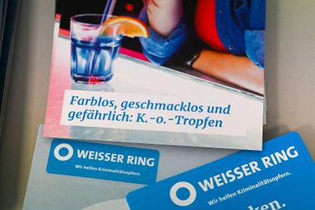 Ein Flyer vom Weißen Ring über K.-o.-Tropfen, liegt in einer Beratungsstelle. (Archivbild)