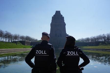 In Leipzig und Umgebung verrichten über 400 Zöllnerinnen und Zöllner ihren Dienst in verschiedenen Bereichen.