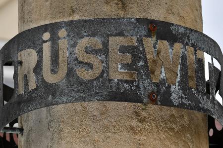 In Zeitz erinnert eine Stele an Brüsewitz. (Archivbild)