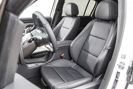 Innenraumaufnahme eines Mercedes GLB 250+ mit Fokus auf die Vordersitze und das Cockpit.